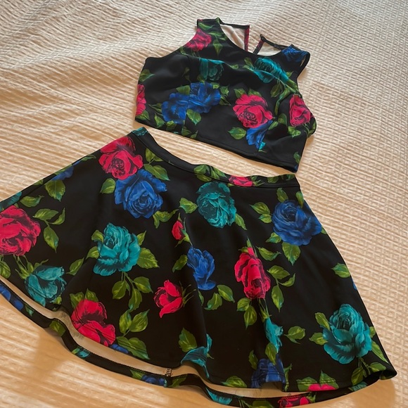 Floral two piece skirt set with cropped top - Picture 1 of 3